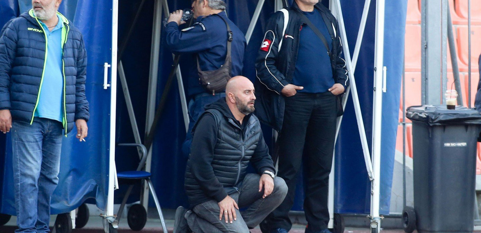 Και τι να κάνεις; Να κάτσεις να μαλώσεις;