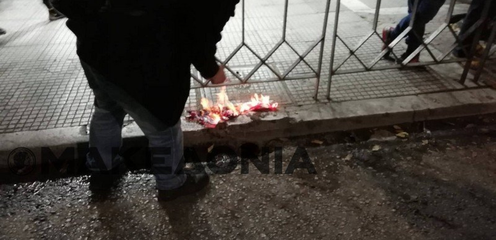 Διαδηλωτές έκαψαν σημαία της Αμερικής μπροστά από το αμερικανικό προξενείο  (βίντεο) 