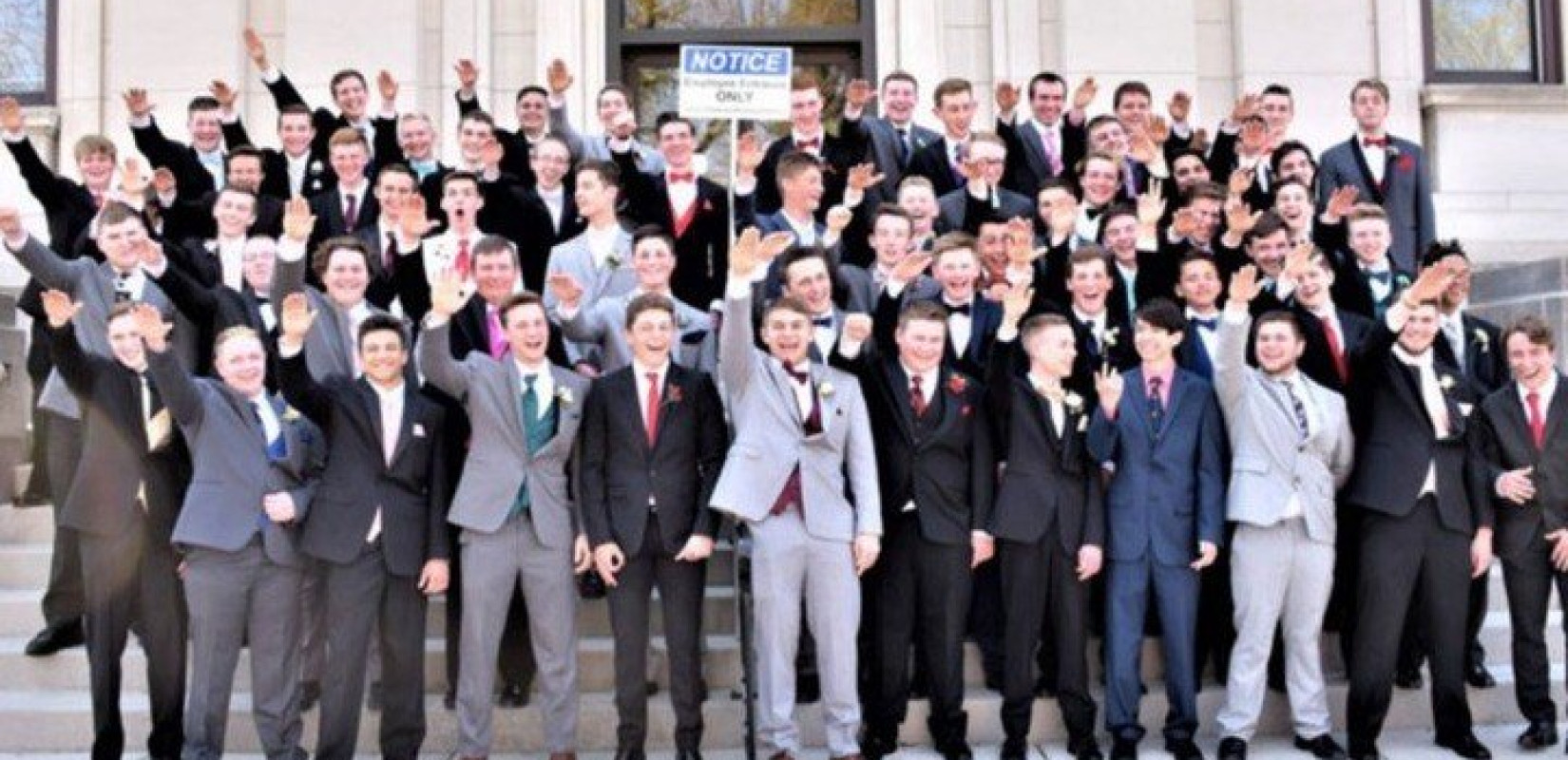 Ναζιστικός χαιρετισμός σε χορό αποφοίτων στις ΗΠΑ