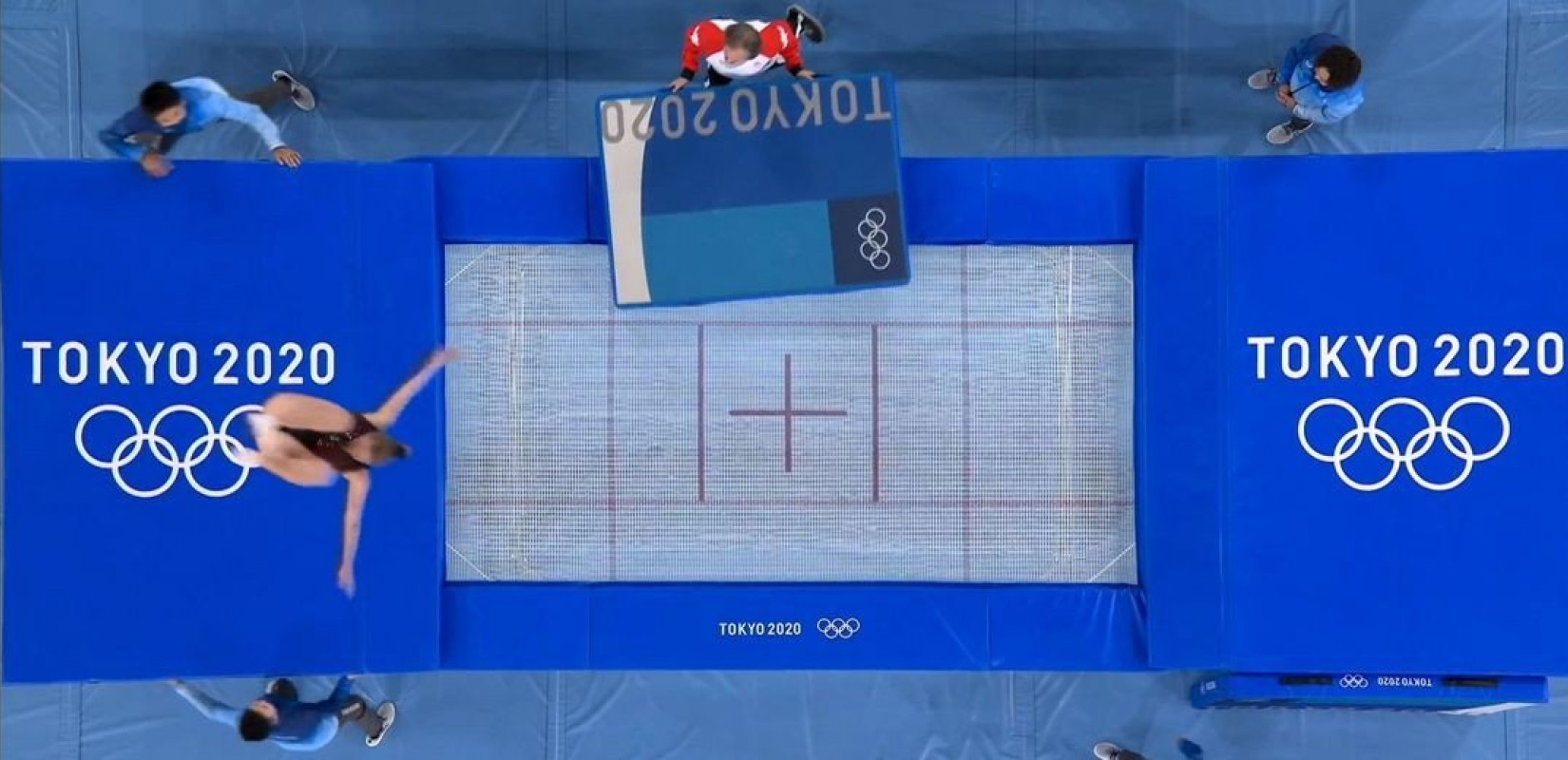 Τραμπολίνο: Καναδή αθλήτρια κόντεψε να πέσει στο έδαφος (βίντεο)