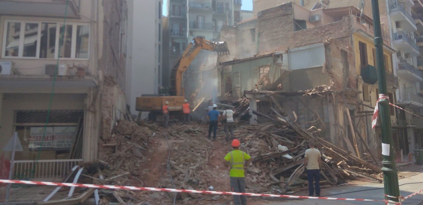 Θεσσαλονίκη: Μπήκαν μπουλντόζες στο παλιό ξενοδοχείο Αίγυπτος