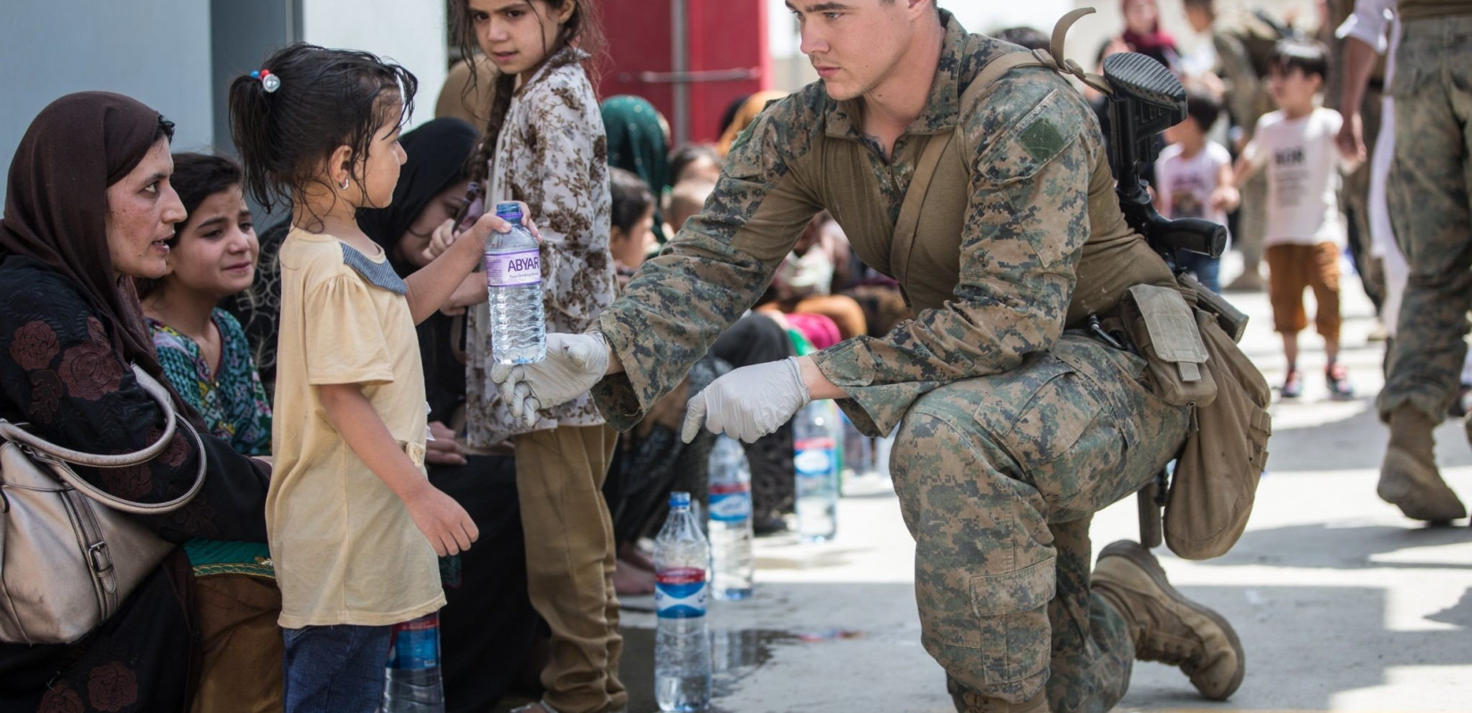 Κομισιόν: Έκκληση προς όλες τις χώρες να υποδεχθούν πρόσφυγες από το Αφγανιστάν