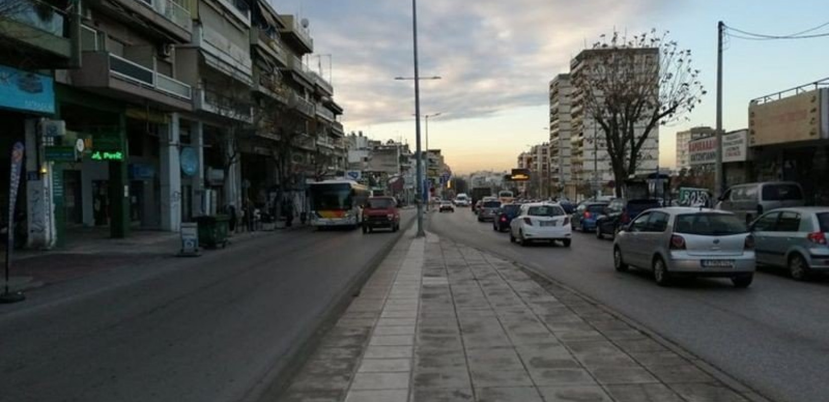Θεσσαλονίκη: Νυχτερινές εργασίες διαγράμμισης στη λεωφόρο Μίκη Θεοδωράκη