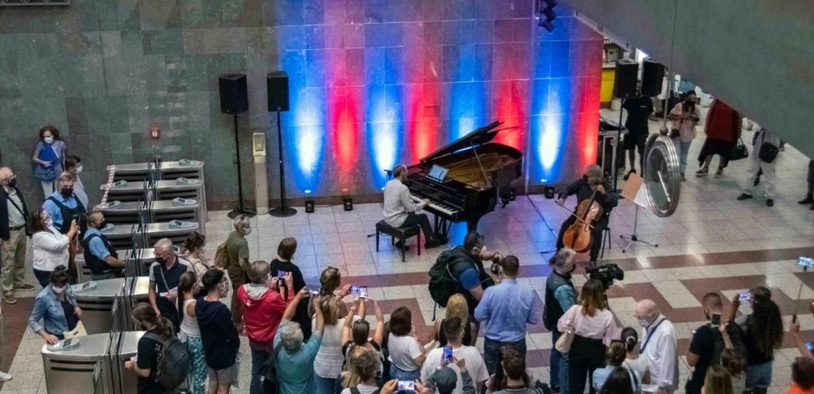 Η μουσική του Μ. Θεοδωράκη «ταξίδεψε» στα Μέσα Σταθερής Τροχιάς στην Αθήνα (φωτ.)