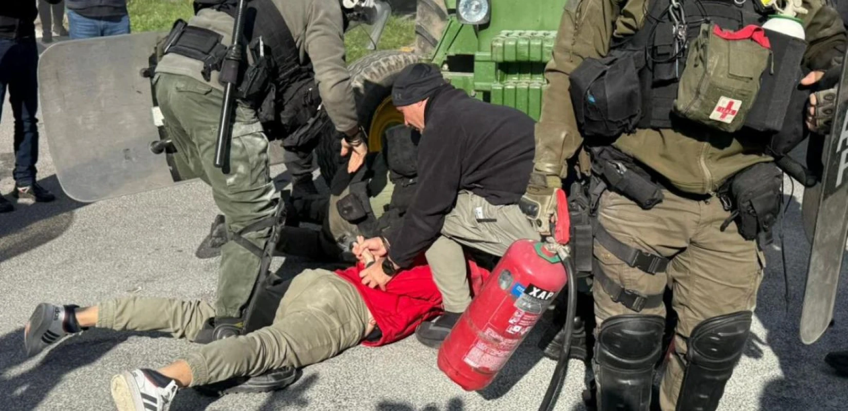 Βγήκαν στους δρόμους της Θεσσαλίας οι αγρότες - Ένταση με τα ΜΑΤ - Χημικά στη Νίκαια και μία προσαγωγή στον Πλατύκαμπο (βίντεο)