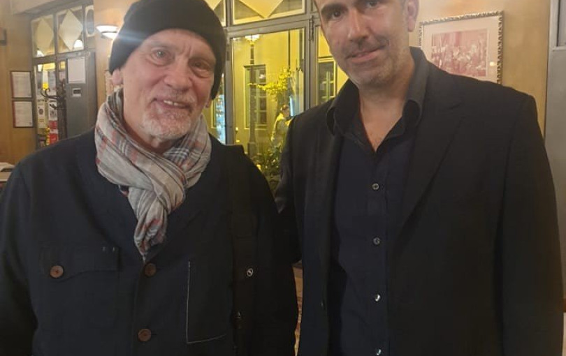 Ο Τζον Μάλκοβιτς απόλαυσε τη Θεσσαλονίκη by night 