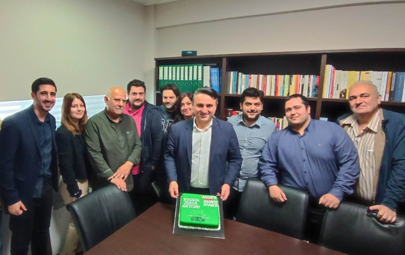 Η έκπληξη στον Σαουλίδη και η τούρτα ΠΑΣΟΚ