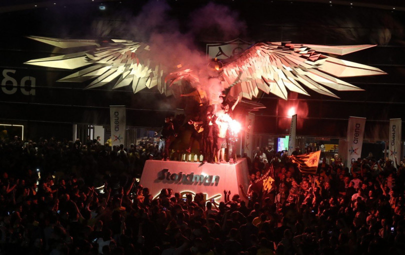 Φίλαθλος της ΑΕΚ άναψε φωτοβολίδα έξω από το γήπεδο και έχασε ένα δάχτυλο (βίντεο)