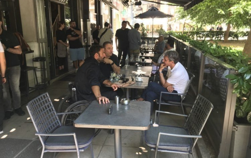 Ο χαλαρός καφές Μητσοτάκη με Ρέμο και Τσαπατάκη στη Θεσσαλονίκη (βίντεο) Ο χαλαρός καφές Μητσοτάκη με Ρέμο και Τσαπατάκη στη Θεσσαλονίκη (βίντεο)