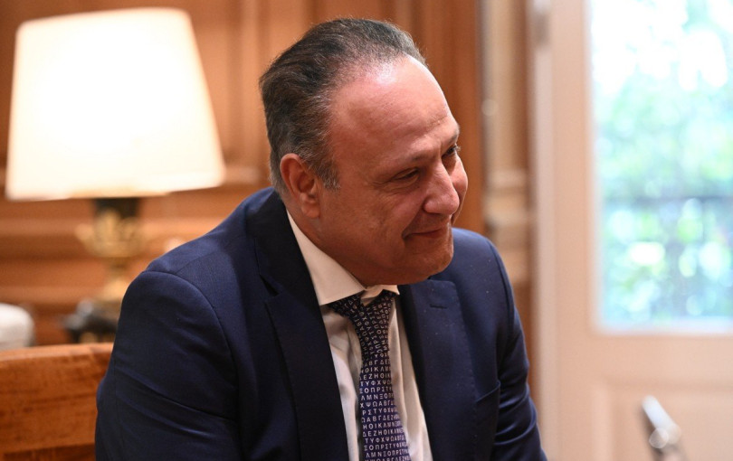Ανοίγει το γραφείο του για ευχές ο Στέλιος Αγγελούδης Ανοίγει το γραφείο του για ευχές ο Στέλιος Αγγελούδης
