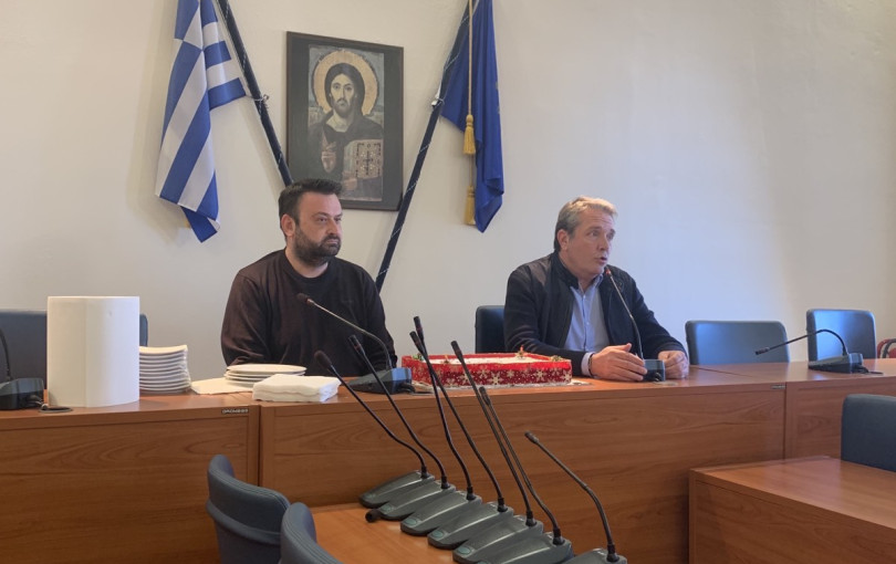 Με χαμόγελα και ευχές πλημμύρισε το Δημαρχείο Πολυγύρου στην κοπή της πίτας
