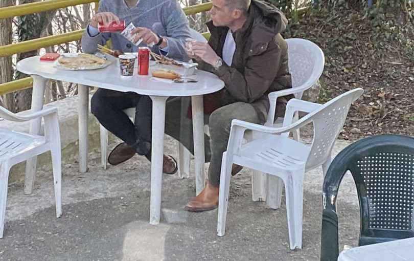 Σε καντίνα στα Σέρβια Κοζάνης Κασσελάκης - Τάιλερ