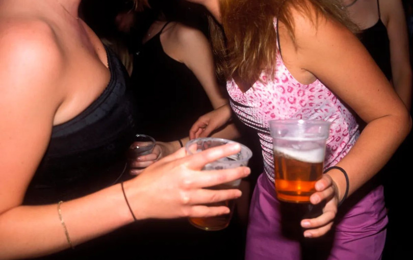 Πώς η υπερβολική κατανάλωση αλκοόλ συνδέεται με πρόωρα και πιο σοβαρά εγκεφαλικά