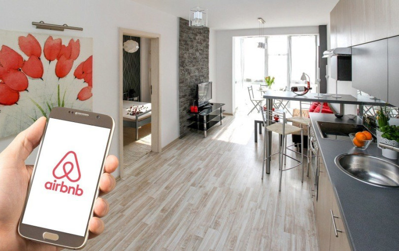 Νέο θεσμικό πλαίσιο για τα Airbnb από σήμερα - Τι αλλάζει - Ποια διαγράφονται αυτόματα