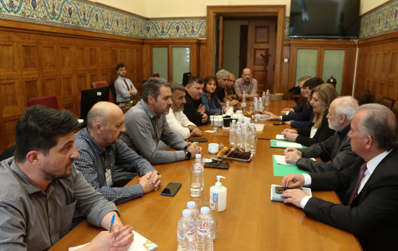 Ανδρουλάκης σε ΠΟΕ - ΟΤΑ: Στηρίζουμε τους αγώνες σας για προσλήψεις στους δήμους