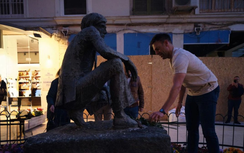Στ. Κασσελάκης: Με λουλούδια στο άγαλμα του Κώστα Γεωργάκη στην Κέρκυρα (βίντεο)