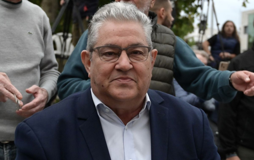 Κόκκινα γαρύφαλλα από τον Δ. Κουτσούμπα στις δημοσιογράφους για την 8η Μάρτη