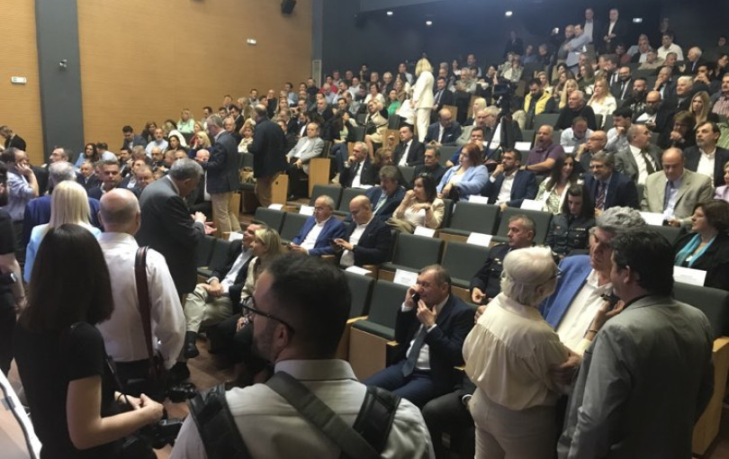 Αναμένοντας τον Κυριάκο Μητσοτάκη