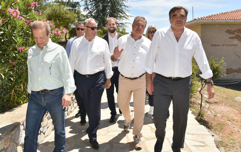 Στο σπήλαιο Πετραλώνων ξεναγήθηκε ο Μαργαρίτης Σχοινάς