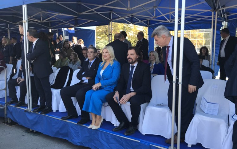 Τα πηγαδάκια της εξέδρας