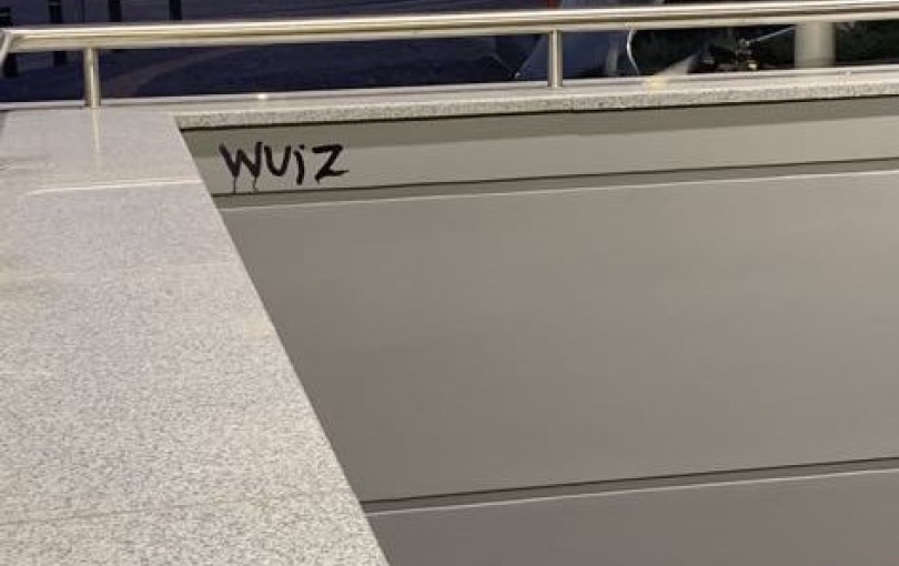 Το Μετρό δεν λειτουργεί ακόμη, αλλά οι «ταγκιές» και τα γκράφιτι άρχισαν