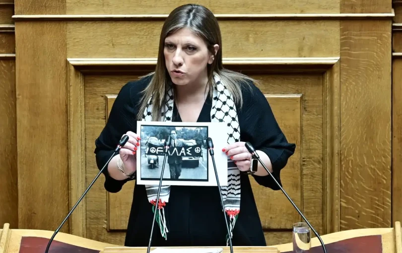 Η Ζωή Κωνσταντοπούλου στη Βουλή με παλαιστινιακή μαντίλα και φωτογραφία του Γρηγόρη Λαμπράκη