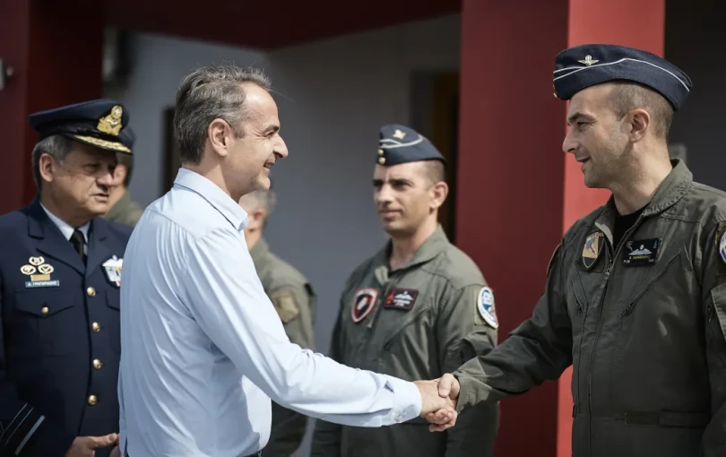 Για πτήσεις ετοιμάζεται... ο πρωθυπουργός που επισκέφθηκε στην 111 Πτέρυγα Μάχης στη Νέα Αγχίαλο