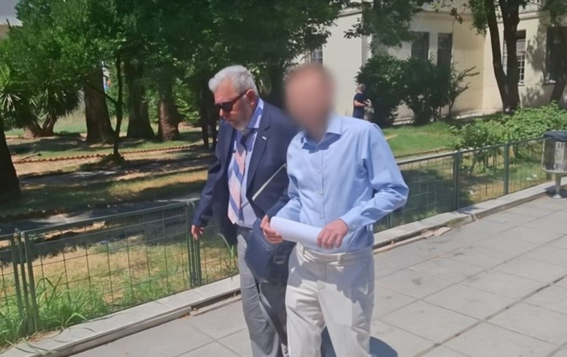 Ελεύθερος και χαμογελαστός ο δημοσιογράφος που φέρεται να εκβίασε τη Ζ. Μακρή