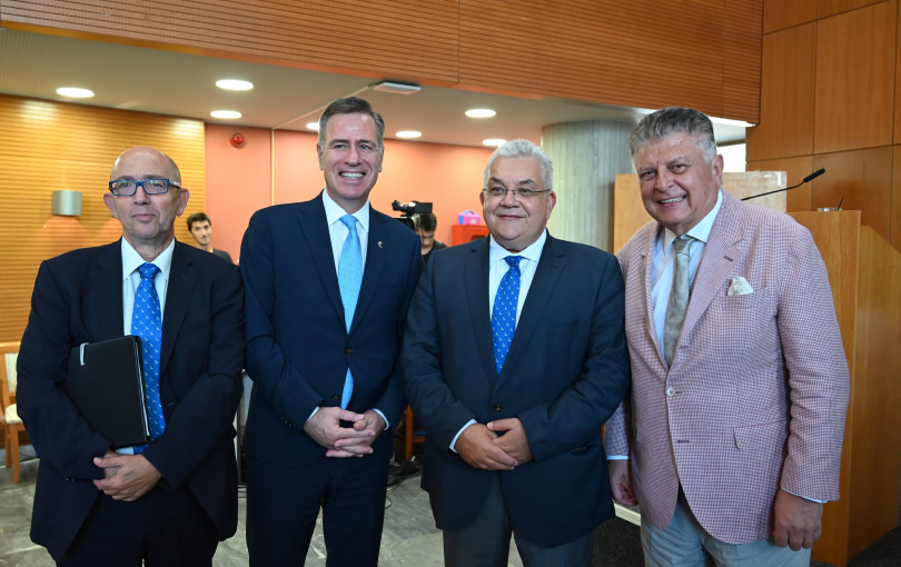 Η ημερίδα και η... γραβάτα