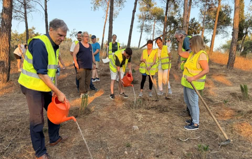 Εθελοντές πότισαν δέντρα στη Θεσσαλονίκη (Φωτ.)