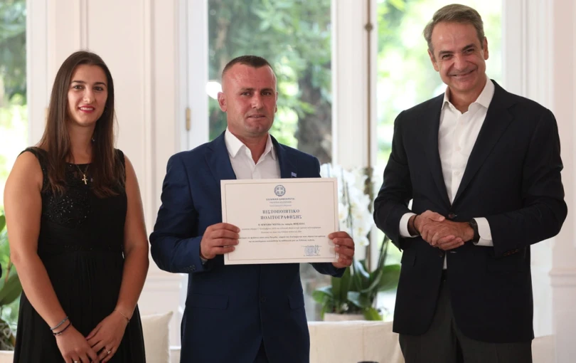 Τιμητική πολιτογράφηση του Γκόγκα Λεντιάν