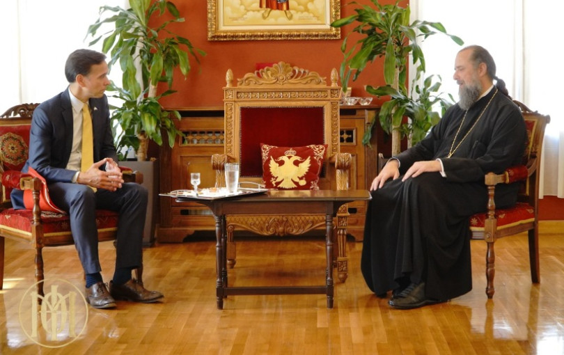 Ο επιτετραμμένος πρέσβης των ΗΠΑ στον Μητροπολίτη Θεσσαλονίκης και λίγες νότες διπλωματίας στο φόντο