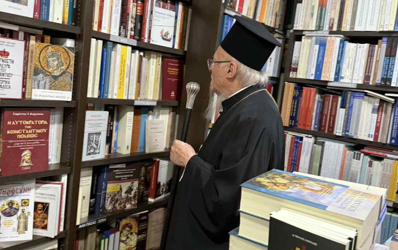 Ο Οικουμενικός Πατριάρχης Βαρθολομαίος σε βιβλιοπωλείο της Θεσσαλονίκης Ο Οικουμενικός Πατριάρχης Βαρθολομαίος σε βιβλιοπωλείο της Θεσσαλονίκης