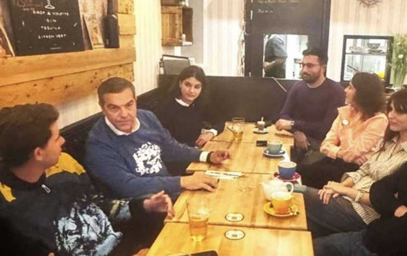Η μπύρα του Τσίπρα με Έλληνες φοιτητές στη Γαλλία