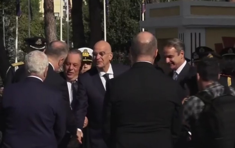 Θεσσαλονίκη: Χειραψία Μητσοτάκη – Δένδια πριν τη στρατιωτική παρέλαση για την 28η Οκτωβρίου (βίντεο)