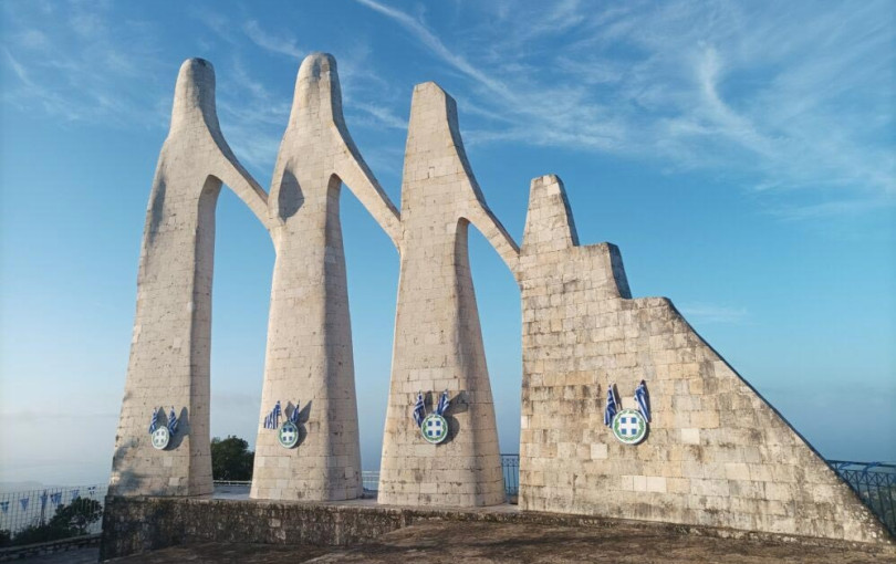 Δήμος βανδάλισε γλυπτό καρφώνοντας σημαιούλες