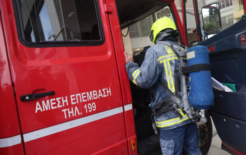 Θεσσαλονίκη: Φωτιά σε είσοδο πολυκατοικίας στην Ανάληψη - Κάηκαν τρεις μηχανές