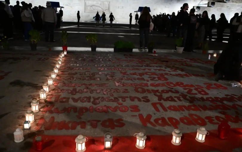 Νέα συγκέντρωση στο Σύνταγμα για τα Τέμπη: Κεράκια και λουλούδια στα γραμμένα ομόματα των θυμάτων Νέα συγκέντρωση στο Σύνταγμα για τα Τέμπη: Κεράκια και λουλούδια στα γραμμένα ομόματα των θυμάτων