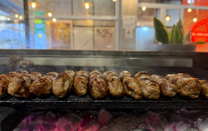 Βομβίδια: Τα σουτζουκάκια που έγιναν σήμα – κατατεθέν της Μοδιάνο και της Βασιλέως Ηρακλείου, τώρα και στην Καλαμαριά