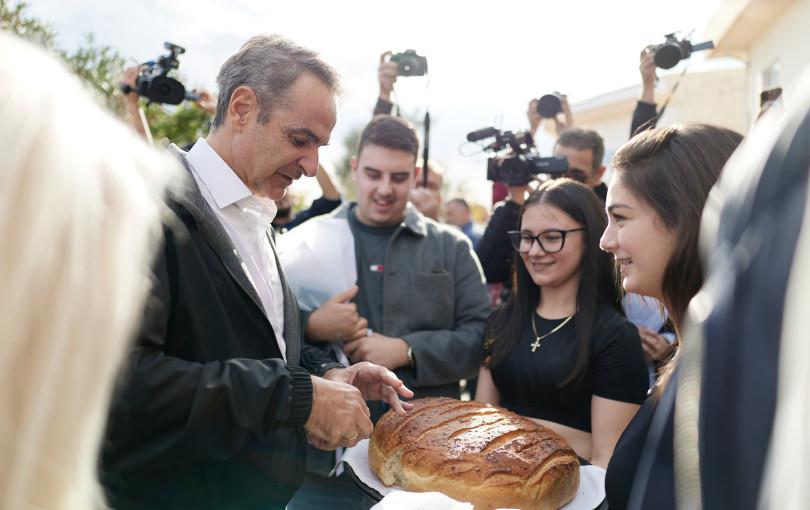 Το «ψωμί με αλάτι» και οι πρωθυπουργικές selfies