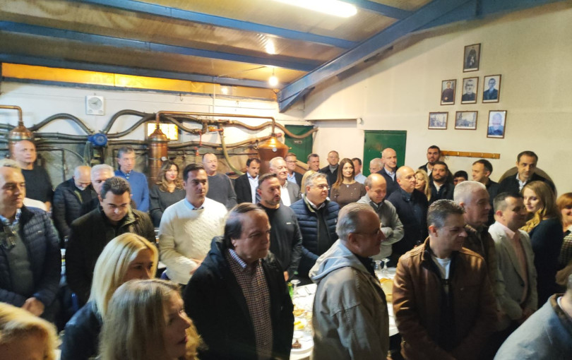 Στα καζάνια του τσίπουρου υπουργοί και βουλευτές της ΝΔ