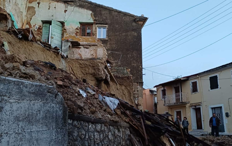 Κατέρρευσε ολόκληρη πλαγιά στην Κέρκυρα από την κακοκαιρία - Υπερχείλισε ο ποταμός Καλαμάς στα Ιωάννινα (βίντεο)