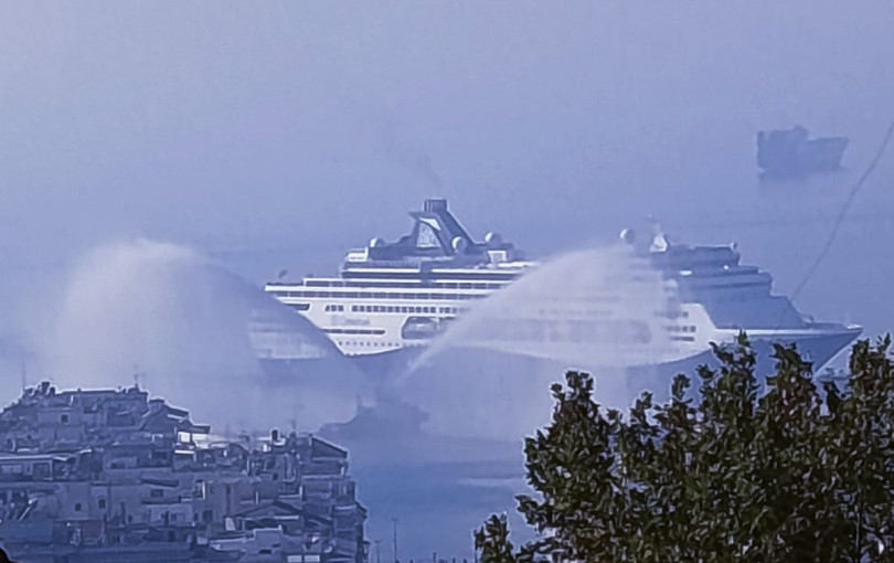 Ο εντυπωσιασμένος αντιδήμαρχος από την αψίδα νερού σε κρουαζιερόπλοιο στη Θεσσαλονίκη