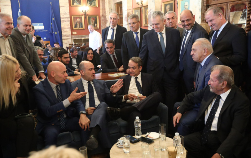 Το τραπέζι του Μητσοτάκη σε 33 βουλευτές με μενού... τα αγροτικά