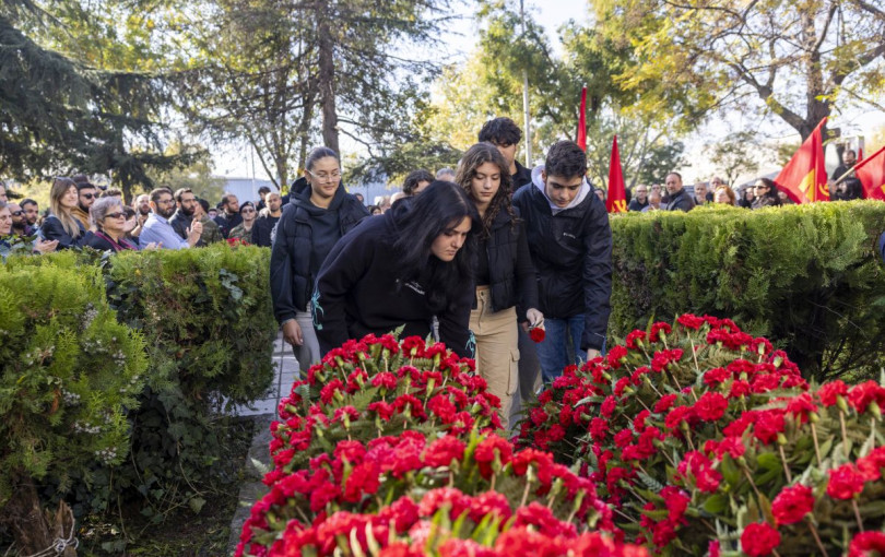 Θεσσαλονίκη: Πολίτες τίμησαν το Πολυτεχνείο με ένα λουλούδι στο ΑΠΘ - Ενεργοποιούνται τα μέτρα της τροχαίας από το πρωί της Δευτέρας