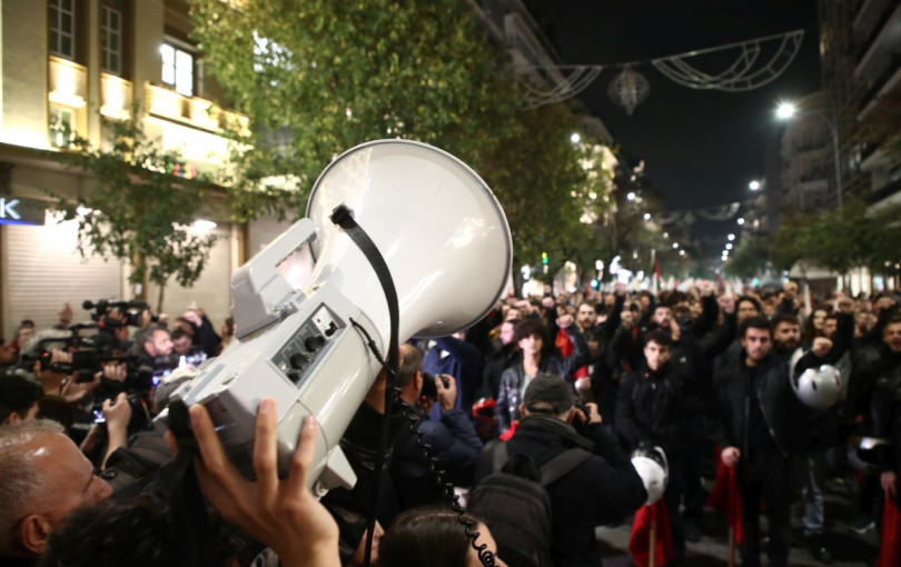 Θεσσαλονίκη: Πάνω από 9.000 άτομα τίμησαν την 52η επέτειο του Πολυτεχνείου - Κορύφωση στο αμερικανικό προξενείο (βίντεο)