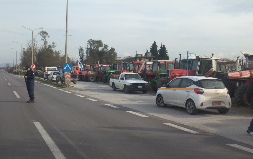 Αγρότες έκλεισαν την παλαιά εθνική Θεσσαλονίκης-Έδεσσας - Κλειστά τα τελωνεία Προμαχώνα και Ευζώνων