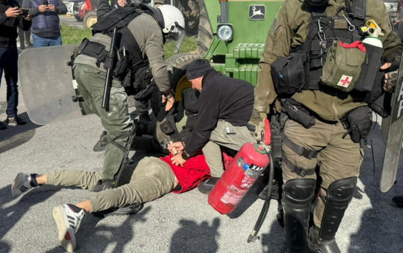 Βγήκαν στους δρόμους της Θεσσαλίας οι αγρότες - Ένταση με τα ΜΑΤ - Χημικά στη Νίκαια και μία προσαγωγή στον Πλατύκαμπο (βίντεο)