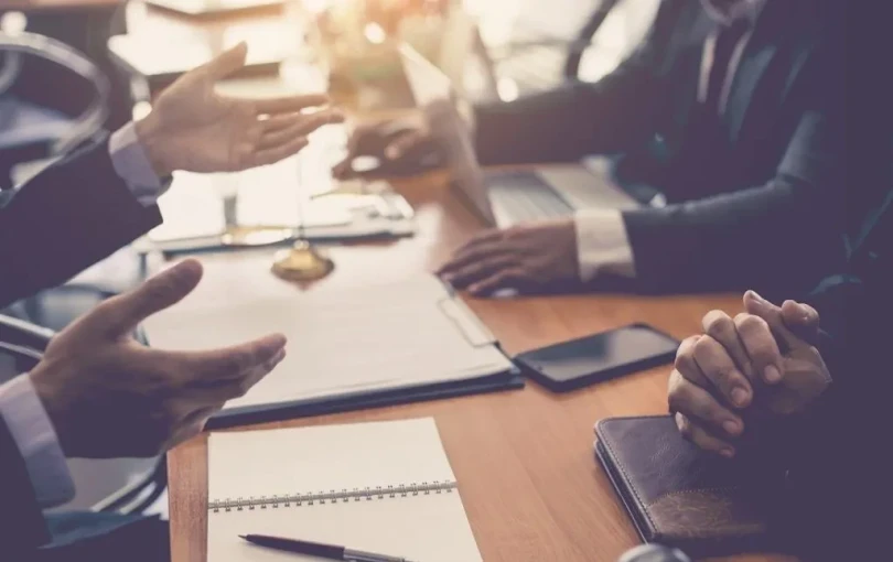 Διαπραγματεύσεις με πολλούς παίκτες: Όταν στο τραπέζι δεν είστε δύο, αλλά… έξι. Της Ζωής Ε. Γιαννοπούλου