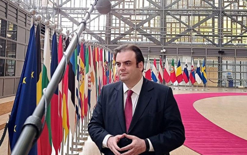 Μηνύματα επιβράβευσης της ελληνικής οικονομίας από Λονδίνο και Βρυξέλλες